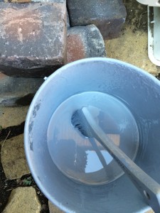 ブルーグレーの木塀〜グレーのペンキにほんのちょっと水色をたらした画家さん