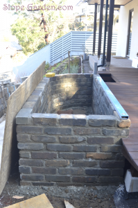 ハーブガーデンの煉瓦、積み終わりました〜