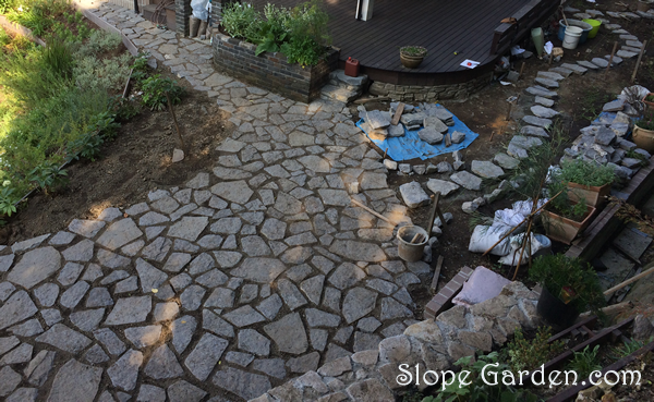 ガーデンの石畳と、ステップ・ストーンのくねくね小径、庭づくりが進んできました